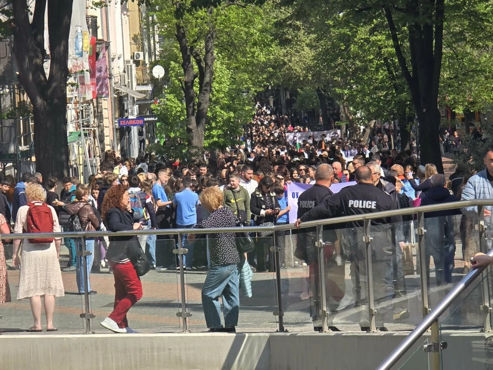 Хиляди се включиха в шествието за 150 -годишнината от Априлското въстание