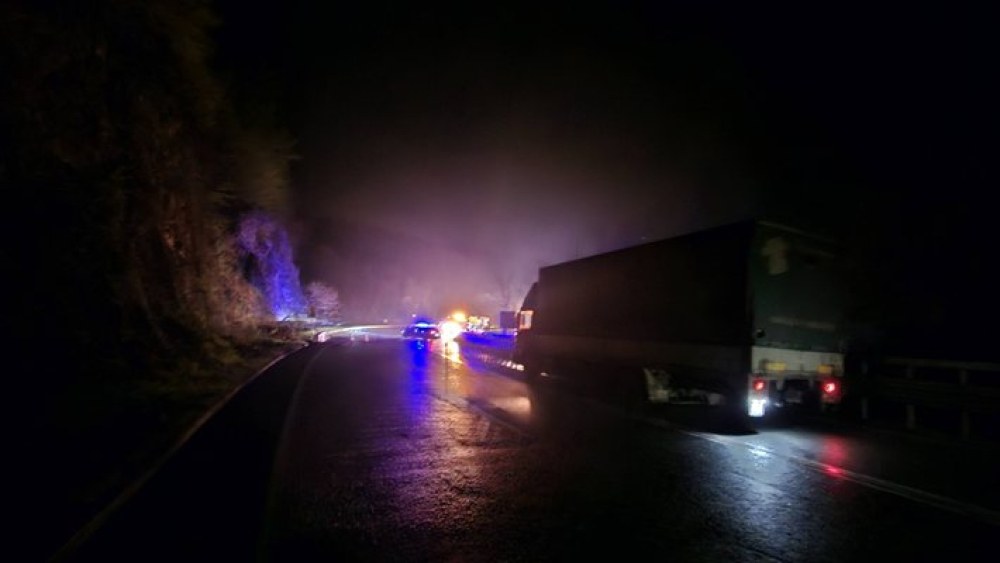 Тир се преобърна в пропаст край Прохода на Републиката, шофьорът загина на място