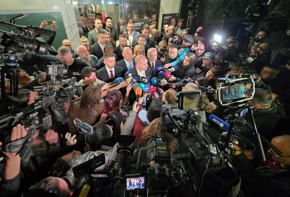 Всички навън гледат към Радев: „Антисистемна фигура