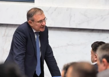 Гуцанов поиска оставката на Крум Зарков