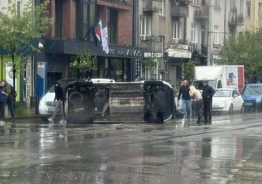 Линейка се обърна на ключово кръстовище в София СНИМКИ