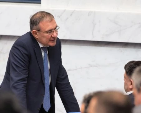 Гуцанов поиска оставката на Крум Зарков