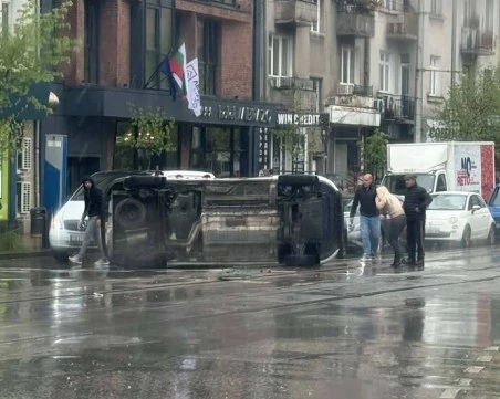 Линейка се обърна на ключово кръстовище в София ВИДЕО