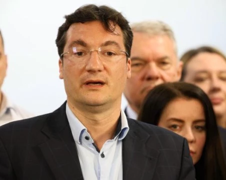 След провала на БСП: Крум Зарков с оставка в джоба, ще иска вот на доверие