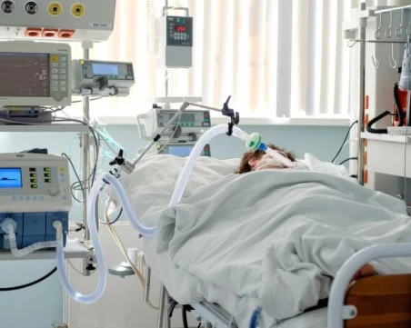 В критично състояние са майката и двете ѝ деца, които пострадаха при катастрофата в Шуменско