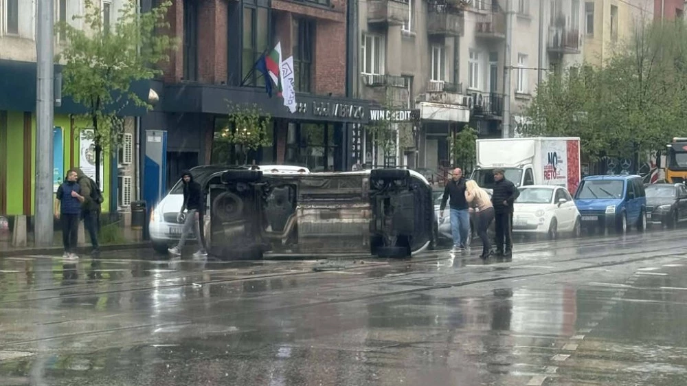 Линейка се обърна на ключово кръстовище в София СНИМКИ