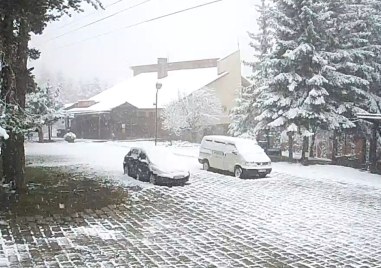 Зима през април: Сняг заваля на Хижа Здравец и във високите села край Пловдив