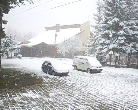 Зима през април: Сняг заваля на Хижа Здравец и във високите села край Пловдив