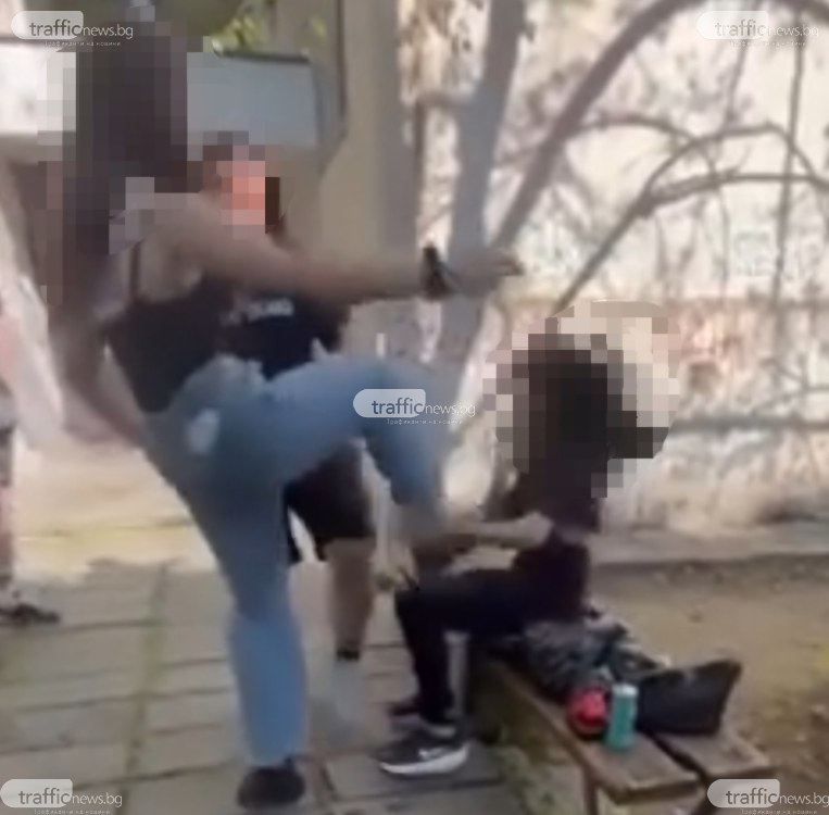 Побой в Кючука, тийнейджърка зашлеви и изрита в лицето по-малко момиче ВИДЕО