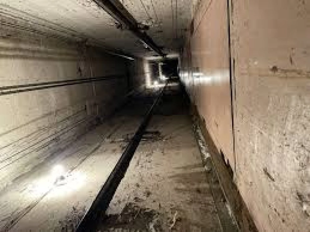 Работник загина на място след падане в асансьорна шахта в Пловдив, изправят на съд строител