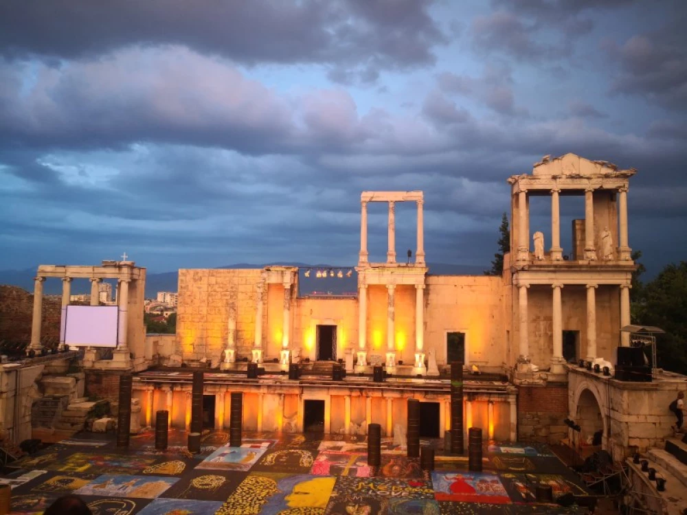 Силно лято на Античния: Десетки концерти на любими артисти и спектакъл на Садек Берабах забавляват пловдивчани