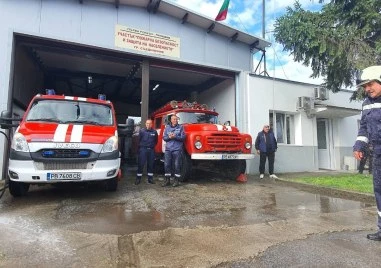 Командир на екип от пожарната в Съединение бе тържествено изпратен в заслужен отдих