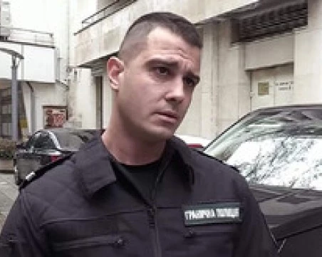 Кой е полицаят, извадил хората от преобърнатия автобус край ГКПП 