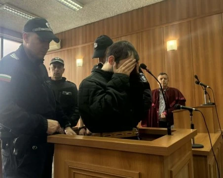 Криещ лицето си и окован в белезници - вкараха в съда Мартин, убил и разчленил баща си в „Тракия