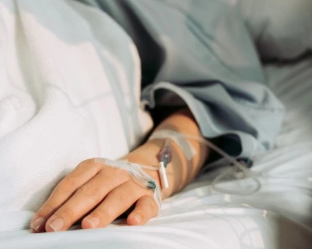 Животът на жената, подпалена от мъжа си в Ситово, е извън опасност