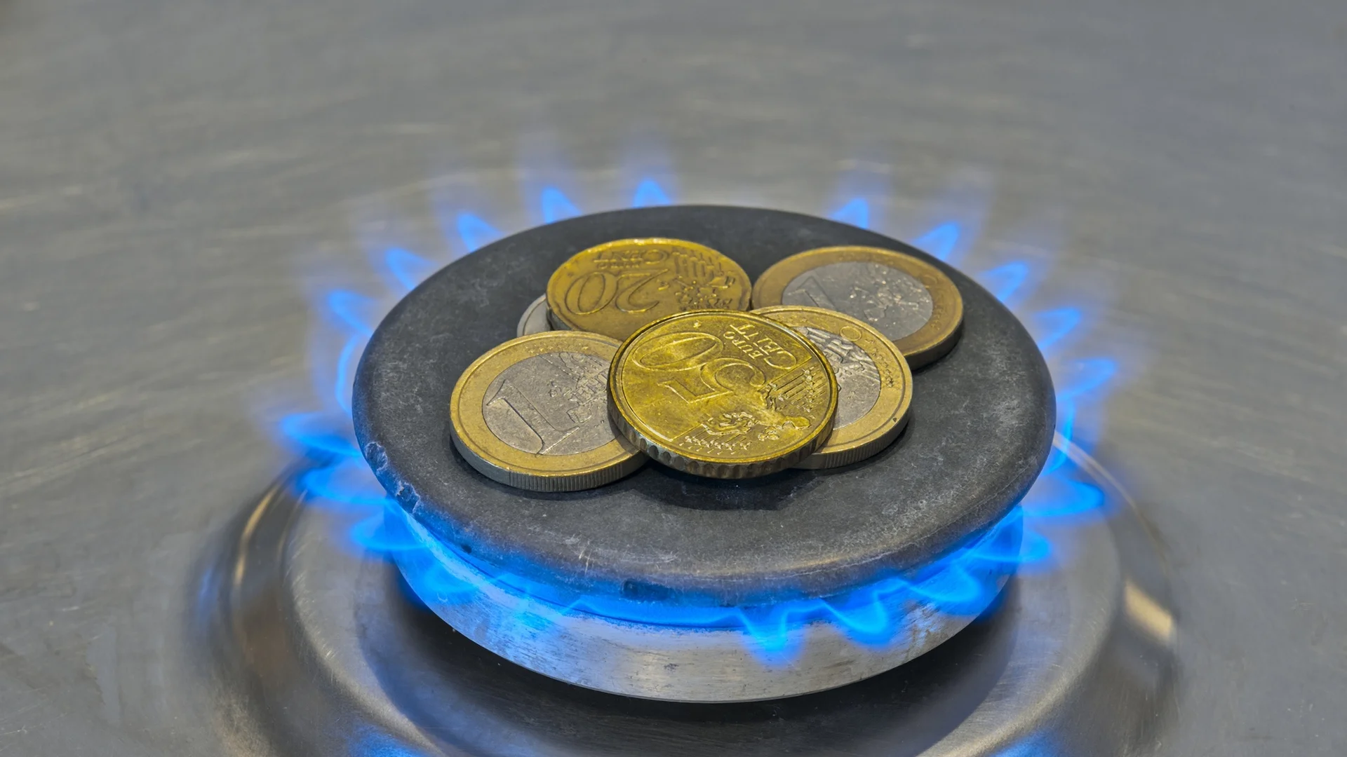 КЕВР обсъди 5% по-скъп газ от май, експерти прогнозират 5-6% поскъпване на тока