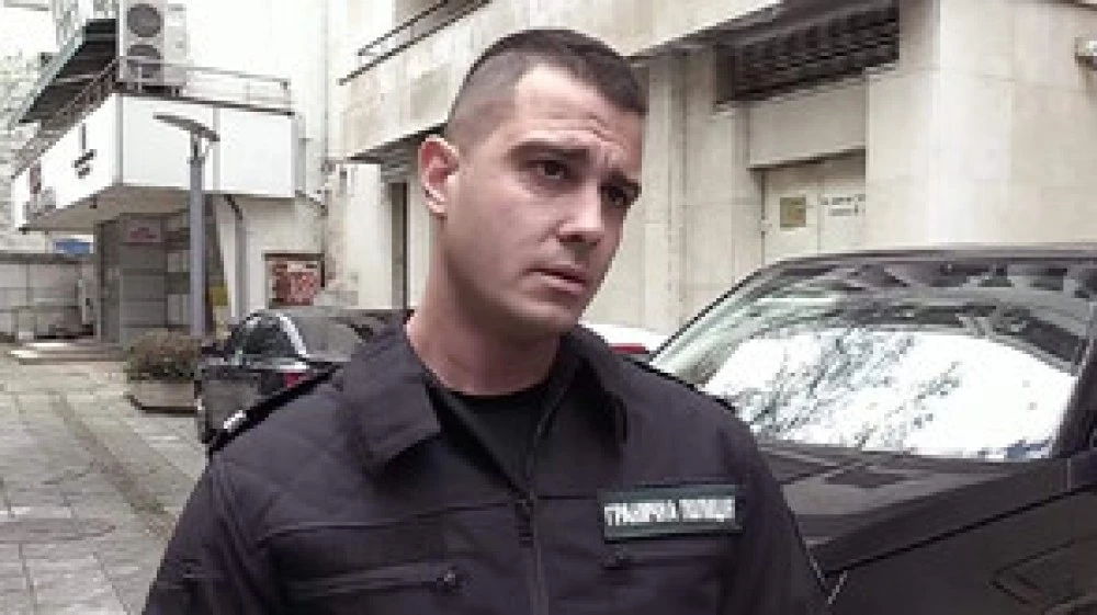 Кой е полицаят, извадил хората от преобърнатия автобус край ГКПП 