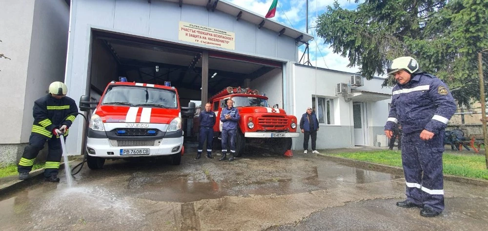 Командир на екип от пожарната в Съединение бе тържествено изпратен в заслужен отдих