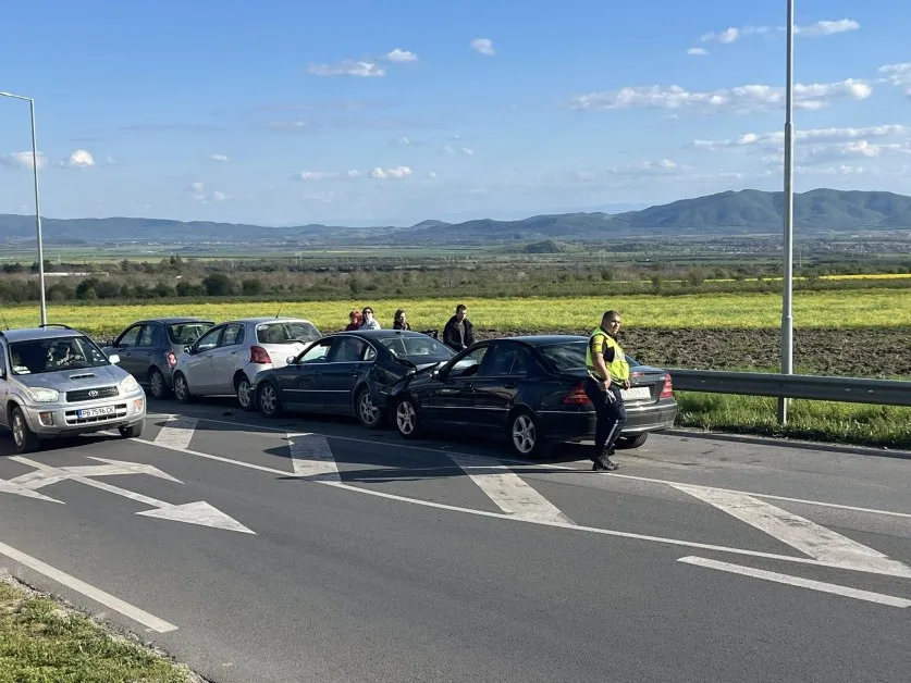 Верижна катастрофа блокира пътя Сопот–Карлово, има ранен