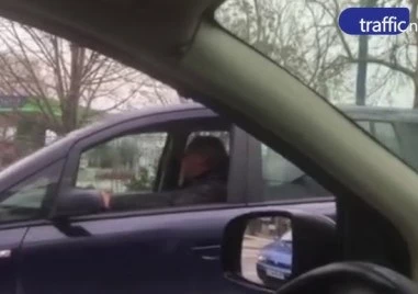 Абсурд! Скандал на оживено кръстовище в Пловдив, шофьор удари жена заради засичане на пътя
