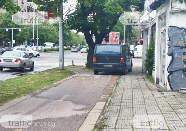 Бус на траурна агенция гази тротоар и велоалея в Пловдив