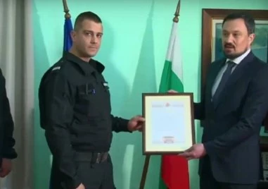 Наградиха полицая, спасил хора от преобърнатия автобус край ГКПП „Малко Търново”