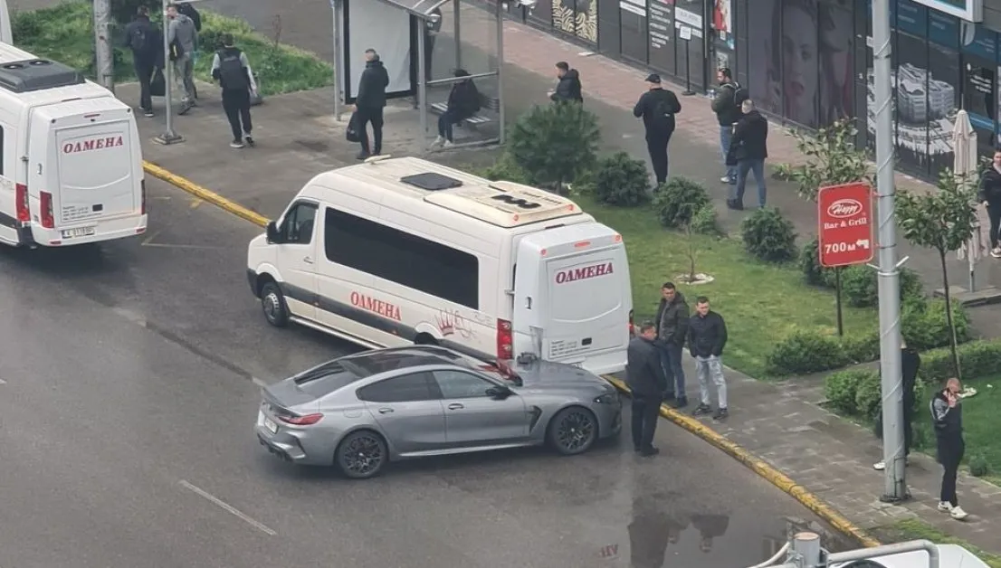 Порше се заби в бус на спирка в Пловдив