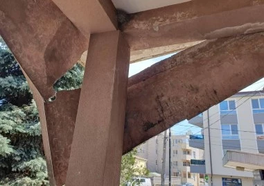 Рухна мазилка от козирката на читалището в Прослав