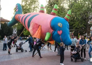 Цирк, артисти на кокили, живи статуи, театър и музика на 6Fest в Пловдив