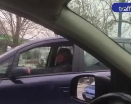 Абсурд! Скандал на оживено кръстовище в Пловдив, шофьор удари жена заради засичане на пътя