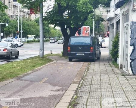 Бус на траурна агенция гази тротоар и велоалея в Пловдив