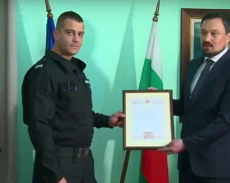 Наградиха полицая, спасил хора от преобърнатия автобус край ГКПП „Малко Търново”