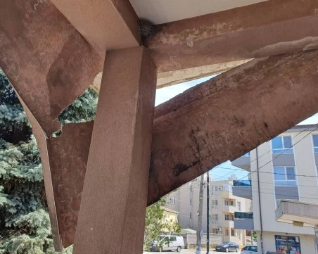 Рухна мазилка от козирката на читалището в 