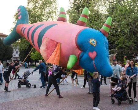 Цирк, артисти на кокили, живи статуи, театър и музика на 6Fest в Пловдив