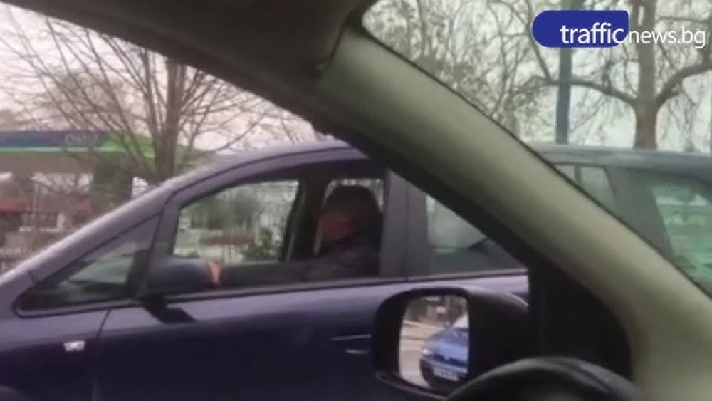 Абсурд! Скандал на оживено кръстовище в Пловдив, шофьор удари жена заради засичане на пътя