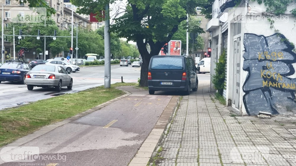 Бус на траурна агенция гази тротоар и велоалея в Пловдив
