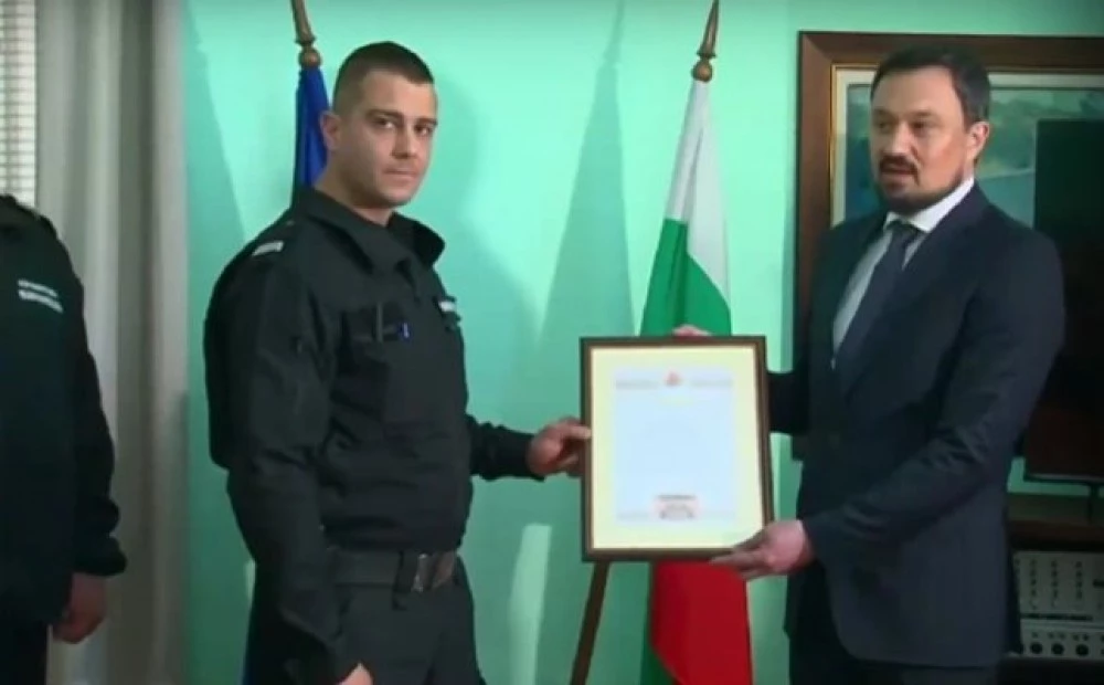 Наградиха полицая, спасил хора от преобърнатия автобус край ГКПП „Малко Търново”