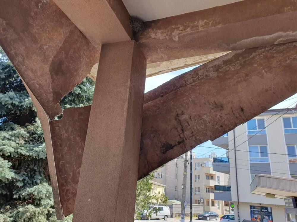 Рухна мазилка от козирката на читалището в 