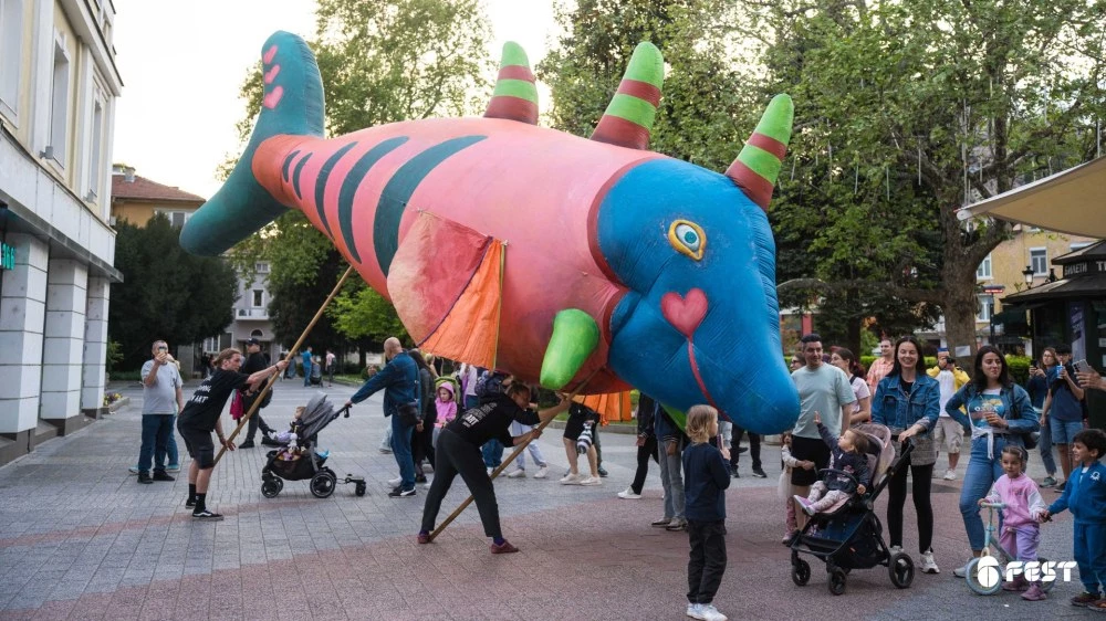 Цирк, артисти на кокили, живи статуи, театър и музика на 6Fest в Пловдив