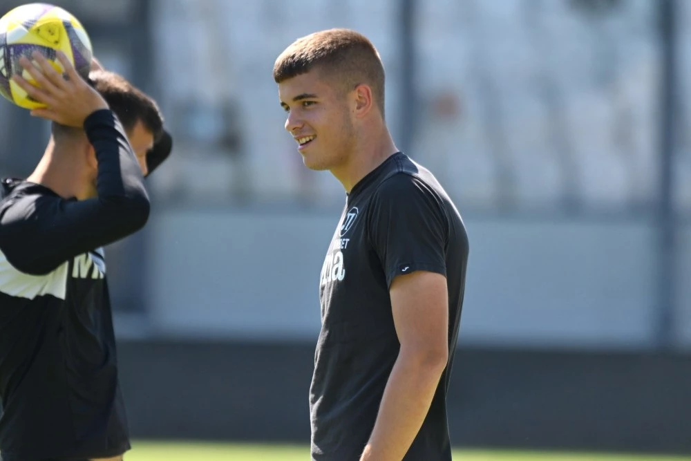 Юноши се включиха в тренировките на първия отбор на Локо