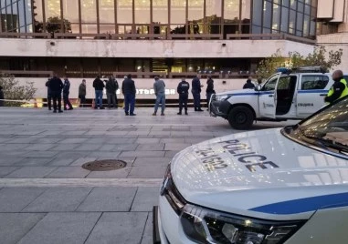 Изясняват дали падналото от НДК в тежко състояние дете е било бутнато