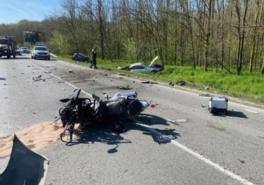 Пътят Русе - Разград е затворен заради тежка катастрофа, две коли и мотоциклет се удариха