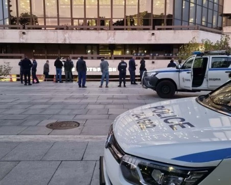 Изясняват дали падналото от НДК в тежко състояние дете е било бутнато