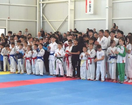 Над 400 състезатели мерят сили на Държавното първенство по джу джицу в спортна зала „Рогош