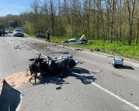 Пътят Русе - Разград е затворен заради тежка катастрофа, две коли и мотоциклет се удариха