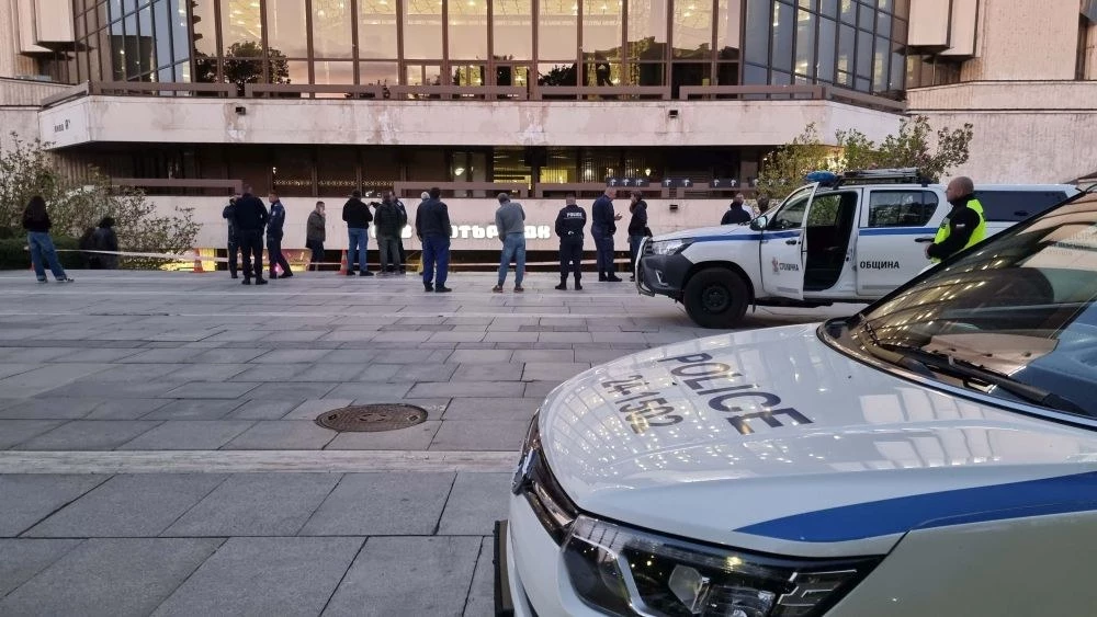 Изясняват дали падналото от НДК в тежко състояние дете е било бутнато