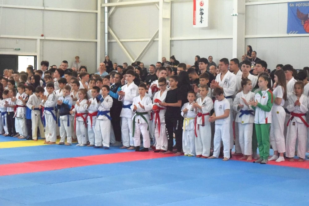 Над 400 състезатели мерят сили на Държавното първенство по джу джицу в спортна зала „Рогош