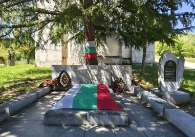 Български знамена и исторически факти за Сандански посрещнаха активисти на ОМО „Илинден край гроба му