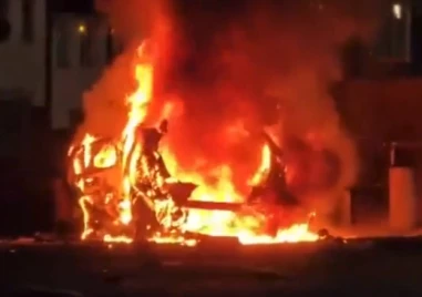 Кола се взриви пред полицейско управление в Северна Ирландия