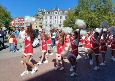 Любими приказни герои оживяха в карнавално шествие по Главната